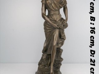skulptur-i-bronze-kvinde-med-kjole
